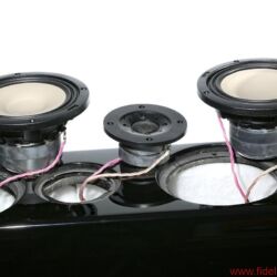 Canton Reference 7 K - Die Tieftöner arbeiten in einem eigenen Gehäuse, die Reflexöffnung strahlt nach unten auf den Sockel