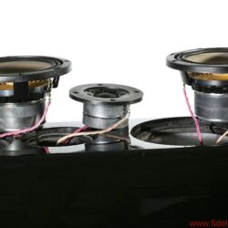 Canton Reference 7 K - Die Tieftöner arbeiten in einem eigenen Gehäuse, die Reflexöffnung strahlt nach unten auf den Sockel