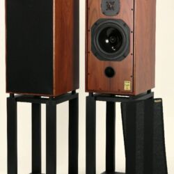 Harbeth Compact 7ES plus HiFi auf dem Bauernhof Reference Stand 7 - Zeitlos gut: maßgeschneiderte Stative in Holz‚ geschraubte Schallwände‚ Single-Wiring-Terminals