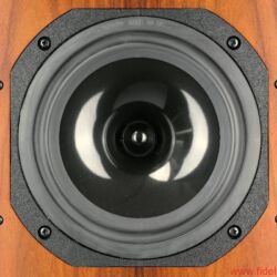Harbeth Compact 7ES plus HiFi auf dem Bauernhof Reference Stand 7 - Bleibt wertvoll: bewährte Harbeth-Bestückung inklusive hauseigenem „Radial”-Tiefmitteltöner