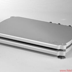 MSB Technology Analog DAC - D/A-Wandler und externes Netzteil tarnen sich als Unterstellbasen — sehr elegant!