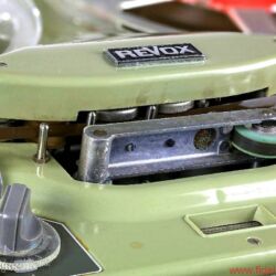 REVOX F36 - Maschinenbau pur: ein langer Arm mit dicker Rolle für den Transport des zarten Bandes