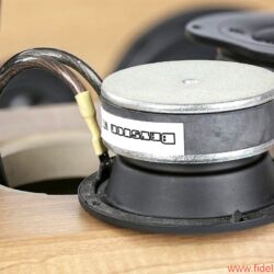 Bryston Mini A - Auffällige Besonderheit: Der Mitteltöner bringt von Hause aus sein eigenes Luftvolumen mit. Damit erspart man sich eine eigene Mitteltonkammer im inneren der Mini A. Man beachte auch die für diese Klasse nicht selbstverständliche Innenverkabelung.
