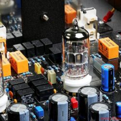 Synthesis Roma 79DC - Design, Klang und Innenleben: alles klar, liebevoll und aufgeräumt - Mehrstufige Verstärkung: Zwei ECC83 und eine ECC82 verstärken das Signal in Kathodenfolger-Schaltung