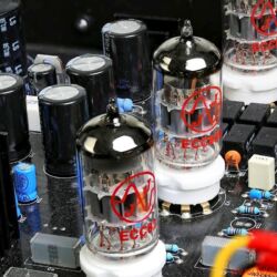 Synthesis Roma 79DC - Design, Klang und Innenleben: alles klar, liebevoll und aufgeräumt - Mehrstufige Verstärkung: Zwei ECC83 und eine ECC82 verstärken das Signal in Kathodenfolger-Schaltung