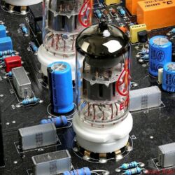 Synthesis Roma 79DC - Design, Klang und Innenleben: alles klar, liebevoll und aufgeräumt - Mehrstufige Verstärkung: Zwei ECC83 und eine ECC82 verstärken das Signal in Kathodenfolger-Schaltung