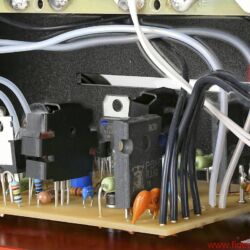 Valvet Röhrenvorstufe Soulshine und Class-A Monoblöcke A4 - Purismus par excellence: Die eigentliche Verstärkerschaltung der A4-Leistungsendstufen macht sich klein und quetscht sich an die Kühlkörper, den meisten Raum beansprucht der eindrucksvolle Trafo. Die Vorstufe glänzt durch kurze Wege und hervorragende Verarbeitung.