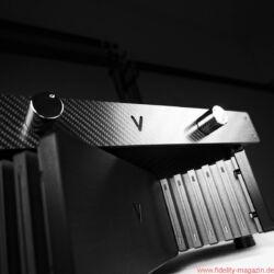 Valvet Röhrenvorstufe Soulshine und Class-A Monoblöcke A4 - V wie „vorne“ oder „voll cool“? Quatsch, wie „Valvet“ und „volle Kanne“ natürlich: Mit je 55 Watt sorgen die Monos für Alarmstufe Rot, während die Soulshine-Röhrenvorstufe der Wiedergabe Seele einhaucht.