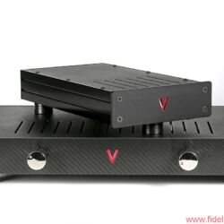 Valvet Röhrenvorstufe Soulshine und Class-A Monoblöcke A4 - V wie „vorne“ oder „voll cool“? Quatsch, wie „Valvet“ und „volle Kanne“ natürlich: Mit je 55 Watt sorgen die Monos für Alarmstufe Rot, während die Soulshine-Röhrenvorstufe der Wiedergabe Seele einhaucht.