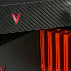 Valvet Röhrenvorstufe Soulshine und Class-A Monoblöcke A4 - V wie „vorne“ oder „voll cool“? Quatsch, wie „Valvet“ und „volle Kanne“ natürlich: Mit je 55 Watt sorgen die Monos für Alarmstufe Rot, während die Soulshine-Röhrenvorstufe der Wiedergabe Seele einhaucht - Ein paar Euro mehr kosten die Sonderversionen mit Carbon und roten Kühlkörpern zwar, dafür sehen sie aber echt abgefahren aus.