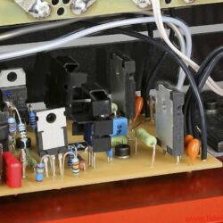 Valvet Röhrenvorstufe Soulshine und Class-A Monoblöcke A4 - Purismus par excellence: Die eigentliche Verstärkerschaltung der A4-Leistungsendstufen macht sich klein und quetscht sich an die Kühlkörper, den meisten Raum beansprucht der eindrucksvolle Trafo. Die Vorstufe glänzt durch kurze Wege und hervorragende Verarbeitung.