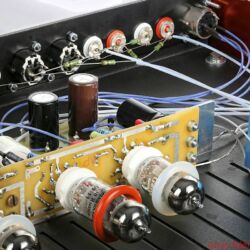 Valvet Röhrenvorstufe Soulshine und Class-A Monoblöcke A4