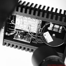 Valvet Röhrenvorstufe Soulshine und Class-A Monoblöcke A4 - Purismus par excellence: Die eigentliche Verstärkerschaltung der A4-Leistungsendstufen macht sich klein und quetscht sich an die Kühlkörper, den meisten Raum beansprucht der eindrucksvolle Trafo. Die Vorstufe glänzt durch kurze Wege und hervorragende Verarbeitung.