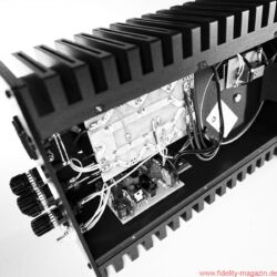 Valvet Röhrenvorstufe Soulshine und Class-A Monoblöcke A4 - Purismus par excellence: Die eigentliche Verstärkerschaltung der A4-Leistungsendstufen macht sich klein und quetscht sich an die Kühlkörper, den meisten Raum beansprucht der eindrucksvolle Trafo. Die Vorstufe glänzt durch kurze Wege und hervorragende Verarbeitung.