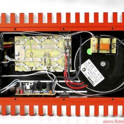 Valvet Röhrenvorstufe Soulshine und Class-A Monoblöcke A4 - Purismus par excellence: Die eigentliche Verstärkerschaltung der A4-Leistungsendstufen macht sich klein und quetscht sich an die Kühlkörper, den meisten Raum beansprucht der eindrucksvolle Trafo. Die Vorstufe glänzt durch kurze Wege und hervorragende Verarbeitung.