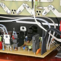 Valvet Röhrenvorstufe Soulshine und Class-A Monoblöcke A4 - Purismus par excellence: Die eigentliche Verstärkerschaltung der A4-Leistungsendstufen macht sich klein und quetscht sich an die Kühlkörper, den meisten Raum beansprucht der eindrucksvolle Trafo. Die Vorstufe glänzt durch kurze Wege und hervorragende Verarbeitung.