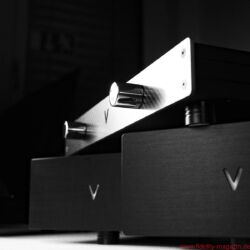 Valvet Röhrenvorstufe Soulshine und Class-A Monoblöcke A4 - V wie „vorne“ oder „voll cool“? Quatsch, wie „Valvet“ und „volle Kanne“ natürlich: Mit je 55 Watt sorgen die Monos für Alarmstufe Rot, während die Soulshine-Röhrenvorstufe der Wiedergabe Seele einhaucht.