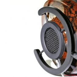 audioquest Nighthawk Kopfhörer - AudioQuest setzt 3D-Drucker für die Herstellung des komplexen „bionischen“ Diffusor-Gitters mit seiner diamantartigen Wabenstruktur ein. Die beiden mitgelieferten nebengeräuscharmen Kabelsätze sowie die silberbeschichteten Stecker und Adapter sind selbstredend von erstklassiger Qualität