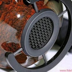 audioquest Nighthawk Kopfhörer - Für die Aufhängung der Muscheln hat sich Designer Skylar Gray von den „Spinnen“ der legendären Neumann-Großmembranmikrofone inspirieren lassen. Die Muscheln selbst werden aus „Liquid Wood“ hergestellt, einer neu entwickelten Planzenfasermixtur. Der NightHawk sitzt daher immer perfekt auf dem Kopf