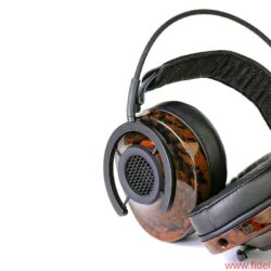 audioquest Nighthawk Kopfhörer - Für die Aufhängung der Muscheln hat sich Designer Skylar Gray von den „Spinnen“ der legendären Neumann-Großmembranmikrofone inspirieren lassen. Die Muscheln selbst werden aus „Liquid Wood“ hergestellt, einer neu entwickelten Planzenfasermixtur. Der NightHawk sitzt daher immer perfekt auf dem Kopf