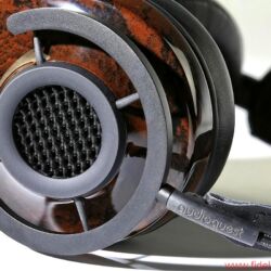 audioquest Nighthawk Kopfhörer - AudioQuest setzt 3D-Drucker für die Herstellung des komplexen „bionischen“ Diffusor-Gitters mit seiner diamantartigen Wabenstruktur ein. Die beiden mitgelieferten nebengeräuscharmen Kabelsätze sowie die silberbeschichteten Stecker und Adapter sind selbstredend von erstklassiger Qualität