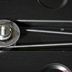 C.E.C. CD 5 - Ein Puck großen Durchmessers hält die CD sicher in der Waagerechten. Der frei zugängliche Riemen kann ohne Werkzeug gewechselt werden