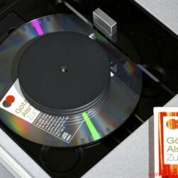 C.E.C. CD 5 - Ein Puck großen Durchmessers hält die CD sicher in der Waagerechten. Der frei zugängliche Riemen kann ohne Werkzeug gewechselt werden