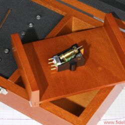 EMT JSD S75 - Haupt- und Nebendarsteller: In der Holzkiste – übrigens aus deutscher Produktion – sind Schräubchen ’ Werkzeug ’ individuelles Messprotokoll ’ Bedienungsanleitung und das System selbst sicher verpackt. Dessen „Tragfläche“ besitzt winzige Dämpfungspads auf der Unterseite ’ um Klappergeräusche zu vermeiden.