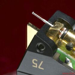 EMT JSD S75 - Diamant an Saphir im Borstäbchen: Im halboffenen Gehäuse aus eloxiertem Spezial- Aluminium steckt ein penibelst justiertes Präzisions-Ensemble mit Dauerläuferqualitäten