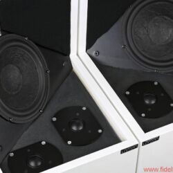 Larsen 8 - Der Bass und die beiden Ambience-Töner stecken normalerweise unter Abdeckungen, der Hochtöner nicht