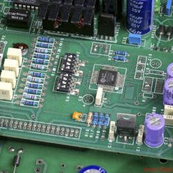 Lector Digitube S-192 - Die Rechenzentrale in Form eines AKM-4397-Chips. Daneben die puristische Ausgangsstufe mit zwei ECC81. Rechts im Vordergrund: das USB-Interface