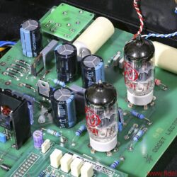 Lector Digitube S-192 - Die Rechenzentrale in Form eines AKM-4397-Chips. Daneben die puristische Ausgangsstufe mit zwei ECC81. Rechts im Vordergrund: das USB-Interface