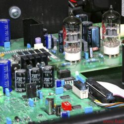 Lector Digitube S-192 - Die Rechenzentrale in Form eines AKM-4397-Chips. Daneben die puristische Ausgangsstufe mit zwei ECC81. Rechts im Vordergrund: das USB-Interface