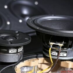 Rosso Fiorentino Elba - Das Treiber-Trio von Scan-Speak arbeitet in einer ungewöhnlichen Zweieinhalbwege-Beschaltung