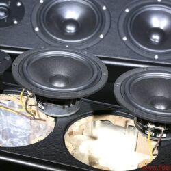 Rosso Fiorentino Elba - Das Treiber-Trio von Scan-Speak arbeitet in einer ungewöhnlichen Zweieinhalbwege-Beschaltung