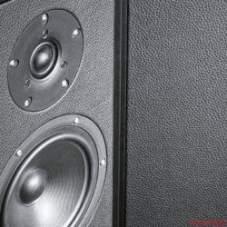 Rosso Fiorentino Elba - Schallwand und Flanken sind in feinstes Kalbsleder gewandet, das Terminal ist aus reinem Kupfer