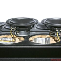 Rosso Fiorentino Elba - Das Treiber-Trio von Scan-Speak arbeitet in einer ungewöhnlichen Zweieinhalbwege-Beschaltung