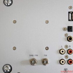 Ruark Audio R7 High Fidelity Radiogram - Spartanisches, unkompliziertes Anschlussfeld. Schade, dass der USB-Port keinen Datentransfer erlaubt