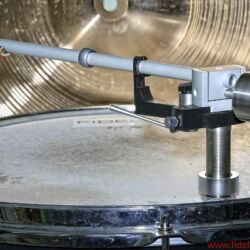 Thorens TP 92 OEM - Durch einen Ring wird das Alurohr gezielt bedämpft