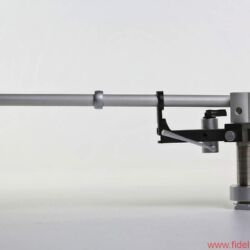 Thorens TP 92 OEM - Durch einen Ring wird das Alurohr gezielt bedämpft