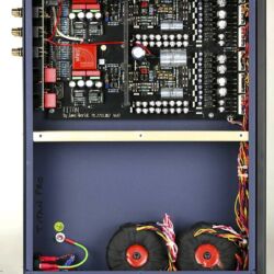 Whest Titan Pro - Um Streufelder zu minimieren, sitzen die Netztrafos im äußersten Winkel des Gehäuses. Brummen tut hier gar nix!