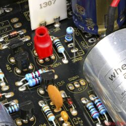 Whest Titan Pro - Thermische Kopplung: Der kleine rote Überzieher sorgt dafür, dass die beiden Halbleiter besser zusammenarbeiten - Die dicken silbernen Folienkondensatoren müssen sehr, sehr gut sein, dienen sie doch vermutlich als Koppelkapazitäten