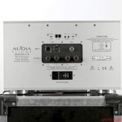 Audia Flight Strumento No.1 / Strumento No. 8 - Trickreich: Das Display ist zugleich Schalter. Das Anschlussfeld lässt praktisch jede Ansteuerung zu.