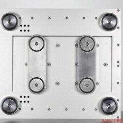Audia Flight Strumento No.1 / Strumento No. 8 - Vier gewinnt: Eine Art Subchassis mit eigenen Füßen entkoppelt den 3000-Watt-Trafo vom Rest des Amps