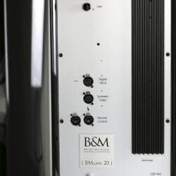 Backes & Müller BM Line 20 - Profitechnik: symmetrische Ansteuerung der Verstärker. Rechts: Corian-Wangen zur definierten Schallführung