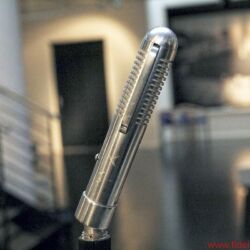 Bang & Olufsen BeoLab 90 - Szenen einer Geburtstagsfeier: CEO Tue Mantoni vor der Enthüllung der BeoLab 90, Gründer-Nachfahrin und Enkel beim Sektempfang im historischen Herrenhaus, Streifzug durchs B&O-Museum, Uralt-Mikrofon als Teil der Ausstellung