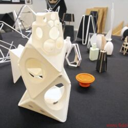 Bang & Olufsen BeoLab 90 - B&O gewährte intensive Einblicke in alle Stadien der Entwicklung und Fertigung: von ersten Entwürfen bis zum Alugussgehäuse, vom Modellbau über die Montage bis zu den Messräumen. Entscheidende Klanginstanz ist „Tonmeister“ Geoff Martin