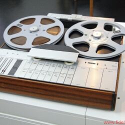 Bang & Olufsen BeoLab 90 - Szenen einer Geburtstagsfeier: CEO Tue Mantoni vor der Enthüllung der BeoLab 90, Gründer-Nachfahrin und Enkel beim Sektempfang im historischen Herrenhaus, Streifzug durchs B&O-Museum, Uralt-Mikrofon als Teil der Ausstellung