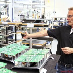 Bang & Olufsen BeoLab 90 - B&O gewährte intensive Einblicke in alle Stadien der Entwicklung und Fertigung: von ersten Entwürfen bis zum Alugussgehäuse, vom Modellbau über die Montage bis zu den Messräumen. Entscheidende Klanginstanz ist „Tonmeister“ Geoff Martin