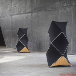 Bang & Olufsen BeoLab 90 - Akustisch transparente, vom Architekten Frei Otto inspirierte Stoffsegelflächen umhüllen das geometrisch höchst komplexe, aus Aluminium gegossene Grundgehäuse, auf dem ein kleineres Modul sitzt.